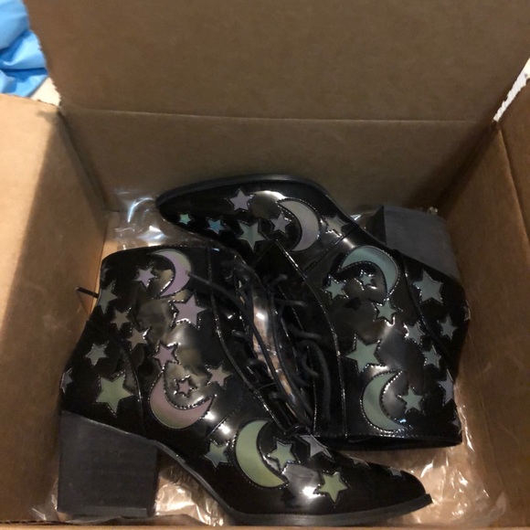 SOLD on Depop- YRU AURA REFLECTIVE BOOTS 🦇 ✨🔮 - Picture 8 of 8